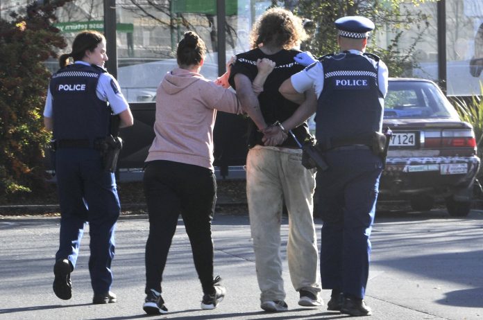 Polisi menahan tersangka penikaman di dekat supermarket Countdown di pusat Dunedin, Selandia Baru, 10 Mei 2021. (Foto: Daily Sabah)