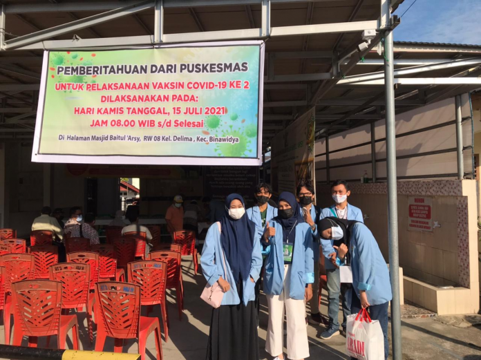 Sukseskan Program Vaksinasi, Tim KKN UNRI Turut Bantu Kegiatan Vaksinasi di RW 08 Kelurahan Delima