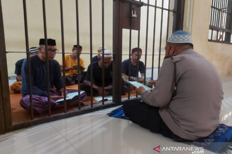 Berhati Mulia, Seorang Anggota Polisi Sulawesi Tenggara Ajari Tahanan Mengaji Rutin