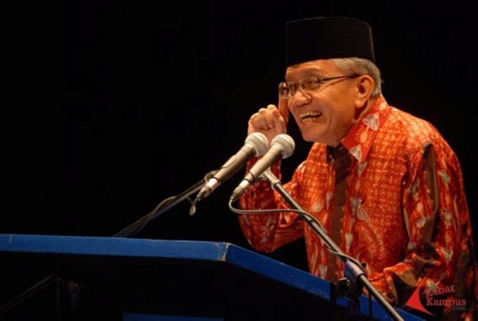 Cerita Dibalik Kesuksesan Taufiq Ismail, Penyair dan Sastrawan Kebanggaan Indonesia