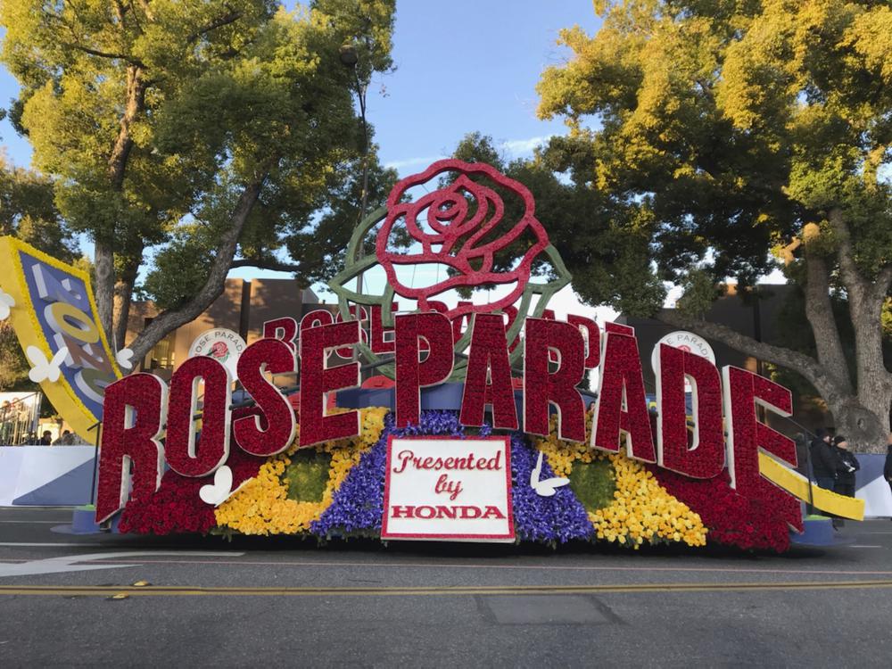 Parade Mawar Tahun Baru Tetap Berjalan Meskipun Ada Lonjakan COVID-19 di California