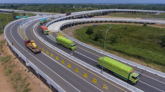 Jalan Tol Trans Sumatera Ramai Kendaraan selama Periode Arus Mudik 2022