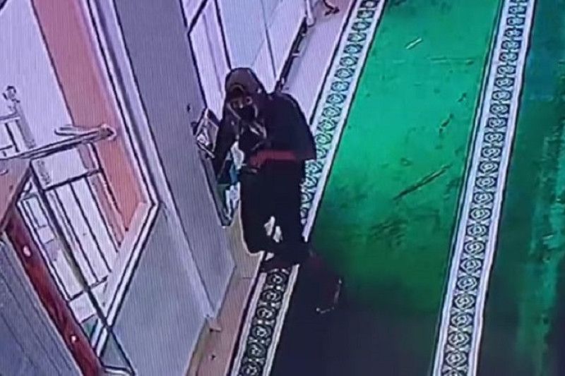 Seorang Pria Tertangkap Kamera CCTV saat Maling Kotak Amal Masjid di Pekanbaru