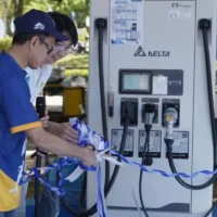 PT PLN Unit Induk Distribusi (UID) Wilayah Sumatera Barat terus membangun Stasiun Pengisian Kendaraan Listrik Umum (SPKLU). Langkah ini mendukung program Net Zero Emission (NZE) 2060. Hingga saat ini, PLN UID Sumbar telah menyiapkan 26 SPKLU di lokasi strategis.