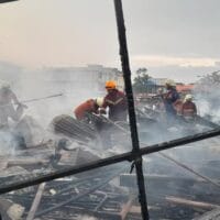 Kebakaran hebat yang terjadi di kantor Dinas Perhubungan (Dishub) Pekanbaru, Jumat siang (20/9/2024), membuat para pegawai harus segera mengevakuasi diri dan menyelamatkan dokumen-dikumen penting. Kebakaran dimulai sekitar pukul 11.40 WIB di lantai 4 gedung yang juga ditempati Dinas Perumahan Rakyat dan Kawasan Permukiman serta Dinas Pekerjaan Umum dan Penataan Ruang.