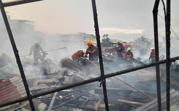 Kebakaran hebat yang terjadi di kantor Dinas Perhubungan (Dishub) Pekanbaru, Jumat siang (20/9/2024), membuat para pegawai harus segera mengevakuasi diri dan menyelamatkan dokumen-dikumen penting. Kebakaran dimulai sekitar pukul 11.40 WIB di lantai 4 gedung yang juga ditempati Dinas Perumahan Rakyat dan Kawasan Permukiman serta Dinas Pekerjaan Umum dan Penataan Ruang.