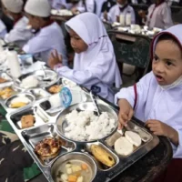 Makan bergizi gratis yang digagas Presiden Prabowo Subianto akan dimulai pada Januari 2025