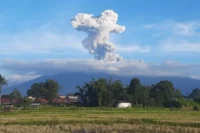 Gunung Marapi Kembali Erupsi, Kolom Abu Capai 1.000 Meter