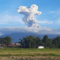 Gunung Marapi Kembali Erupsi, Kolom Abu Capai 1.000 Meter