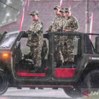 Prabowo Tegaskan Pemimpin Harus Berani Basah Bersama Bawahan