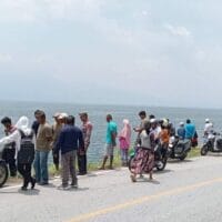 Kecelakaan Tunggal di Jalan Lintas Padang Panjang-Solok: Truk Bermuatan Minuman Terjun ke Danau Singkarak