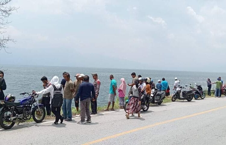 Kecelakaan Tunggal di Jalan Lintas Padang Panjang-Solok: Truk Bermuatan Minuman Terjun ke Danau Singkarak