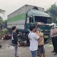 Kecelakaan Truk Kontainer Ugal-ugalan di Tangerang, Tiga Korban Terluka