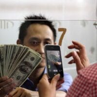 Mata uang Dolar AS Terus Melaju, Sementara Wall Street Merosot