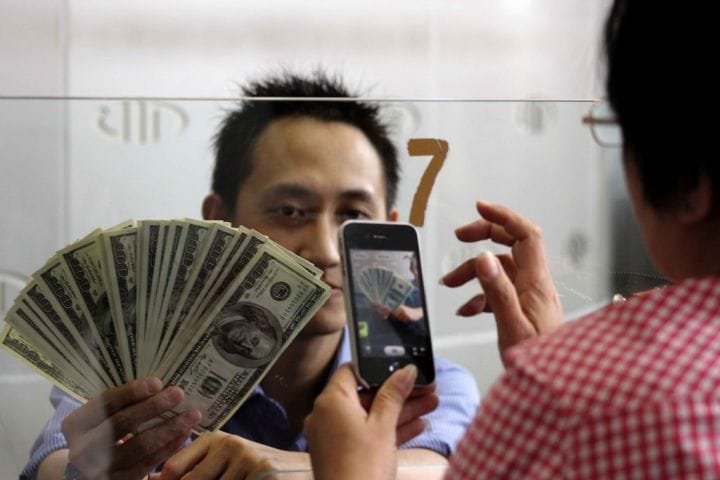 Mata uang Dolar AS Terus Melaju, Sementara Wall Street Merosot