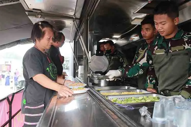 Yonbekpal 1 Sajikan Makanan Gratis dalam Rangka Expo HUT ke-79 Yonbekpal 1 Sajikan Makanan Gratis dalam Marinir Expo HUT ke-79