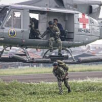 Prajurit Marinir TNI AL Latihan Mobile Udara di Lanudal Pondok Cabe