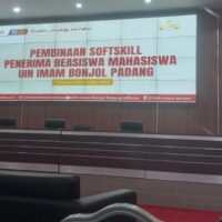 Wakil Rektor III UIN Imam Bonjol, Welhendri Azwar Adakan Pelatihan SoftSkill Bagi Mahasiswa Penerima Beasiswa