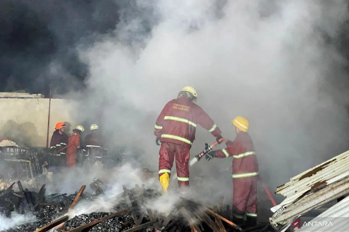 Gudang Kayu di Pekanbaru Terbakar Hebat, Ledakan Hebohkan Warga
