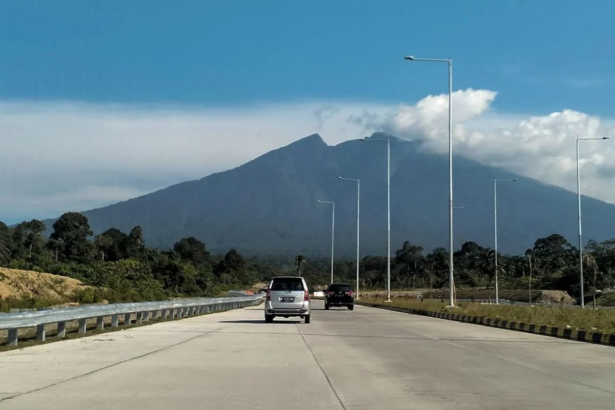 Jalan Tol Padang-Sicincin, Trafik Tertinggi, Trans Sumatera, Libur Natal dan Tahun Baru, Nataru 2025, 21-31 Desember 2024, Tol 36,6 Kilometer, 38.934 Kendaraan, PT Hutama Karya, Jarot Seno Wibawa, Masyarakat Sumatera Barat, Lubuk Alung, Alternatif Kemacetan, Warga Bukittinggi, Icha, Perjalanan Hemat Waktu, Gunung Tandikek, Pemandangan Indah, Kota Padang, Sicincin, Trafik Meningkat, Andalan Masyarakat Sumbar.