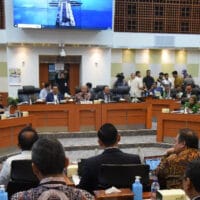 Dokter Dipuja, Politisi Dijauhi; Siapa yang Masih Layak Dipercaya di Indonesia?