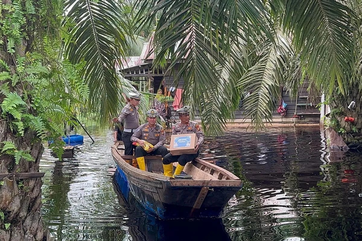 olres Siak Bantu Pengungsi Banjir di Kampung Benteng Hilir