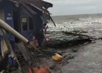 Gelombang Pasang Hancurkan Rumah dan Perkebunan di Desa Kuala Selat