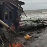 Gelombang Pasang Hancurkan Rumah dan Perkebunan di Desa Kuala Selat