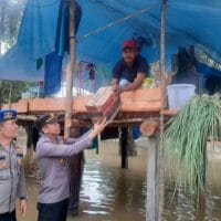 Polsek Ukui Bantu Korban Banjir dan Awasi Debit Air Sungai Nilo