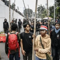 Ribuan Masssa Menggeruduk di Polda Metro Jaya