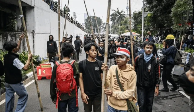Ribuan Masssa Menggeruduk di Polda Metro Jaya
