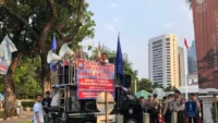 Ribuan Buruh Berapi-Api Serukan Tuntutan Demo di Kantor DPR