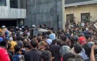 Penjarah Rumah Pejabat Berani Lawan Negara?