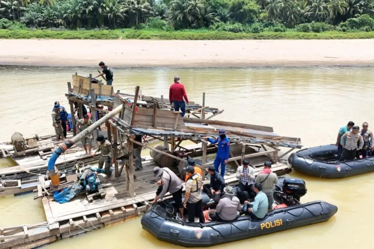 Pacu Jalur Bawa Sungai Kuantan Bersih Setelah Polisi Hancurkan Rakit PETI