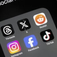 Komdigi Kaji Usulan DPR Terapkan Aturan Satu Orang Satu Akun Medsos