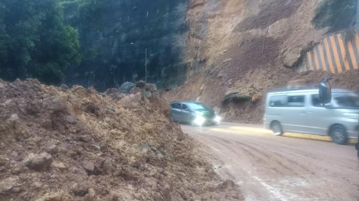 Longsor Kelok 9 Lumpuhkan Jalur Sumbar-Riau Semalaman