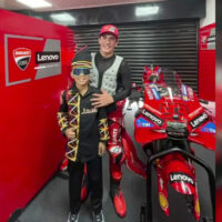 Dika Pacu Jalur Asal Riau Hebohkan Mandalika, Marquez Hadiahi Sepatu