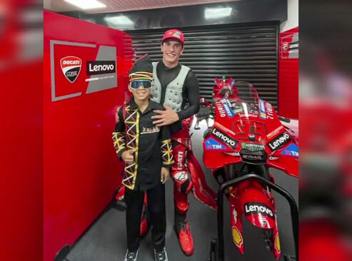 Dika Pacu Jalur Asal Riau Hebohkan Mandalika, Marquez Hadiahi Sepatu