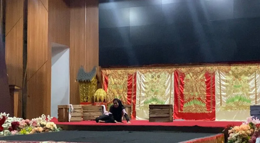Mahasiswi Asal Riau Guncang Panggung Internasional dengan Monolog “Perempuan Obrak-Abrik”