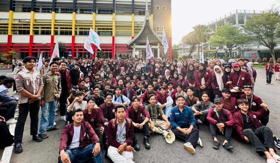 Idealisme Meja Lelang Politik Idealisme Meja Lelang Politik